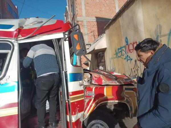 Micro con escolares se estrella contra una casa