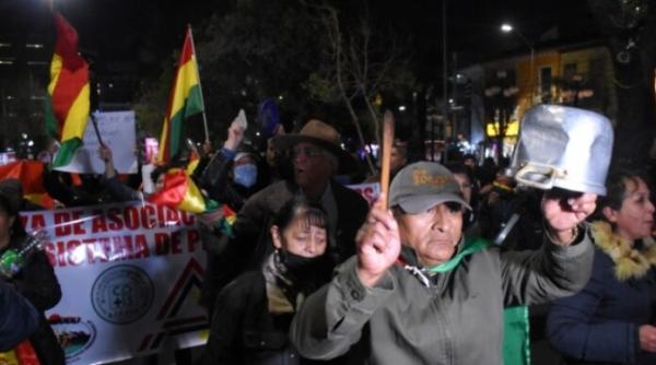 Cacerolazo toma principales calles de La Paz  en protesta por el alza del dólar y productos