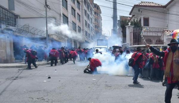 Movilizaciones causan colapso, daños, enfrentamientos y heridos en La Paz