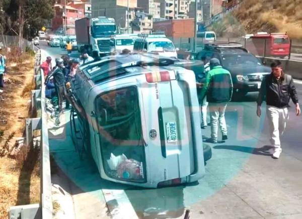 Ocho heridos tras accidente en autopista La Paz-El Alto