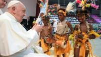 Papa Francisco visita en Nueva  Guinea a niños con discapacidad