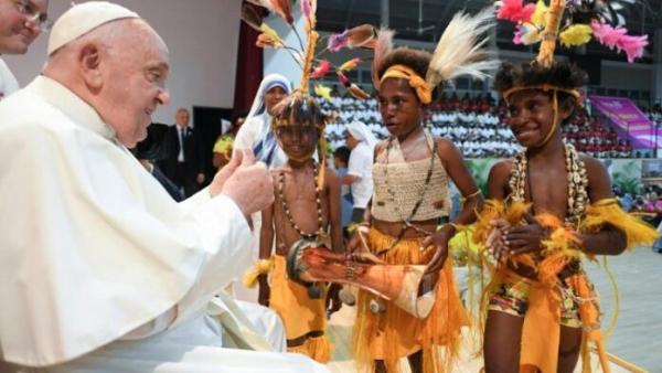 Papa Francisco visita en Nueva  Guinea a niños con discapacidad