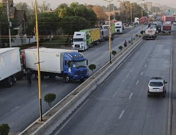 Levantan bloqueo en la carretera Cochabamba-Santa Cruz