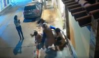 Tres mujeres agreden brutalmente a adulta mayor y su hijo en Sucre