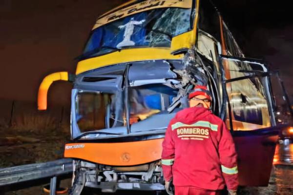 Bus se desliza en Autopista y provoca múltiples colisiones