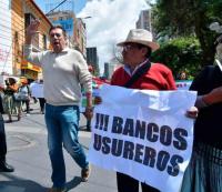 Marchan contra abuso de bancos y ASFI asegura que protege a usuarios