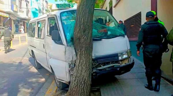 Cuatro heridos tras choque de minibús con postes eléctricos