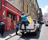 Retiran letreros que perjudicaban paso peatonal en centro paceño