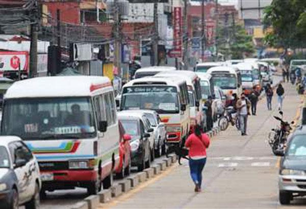 Autoridades y vecinos de Santa Cruz rechazan alza de pasajes a Bs 3