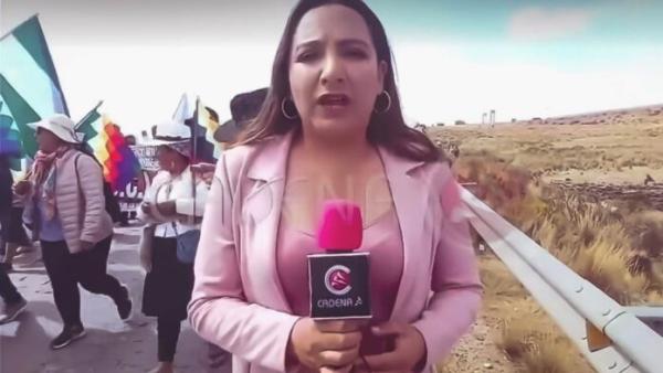 Manifestantes “evistas” golpean a corresponsal de Tv en marcha