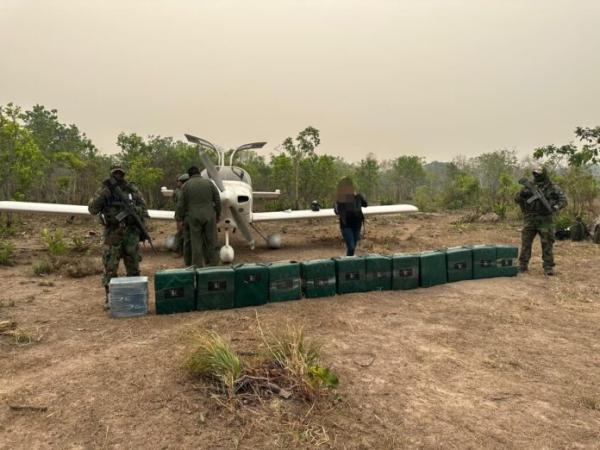 Hallan avioneta y caleta con 760 kilos de droga en el Beni