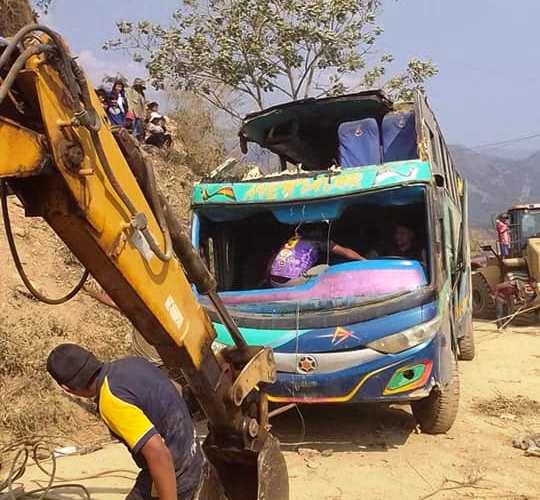 Bus se embarranca en Chimasi y deja dos muertos y 11 heridos