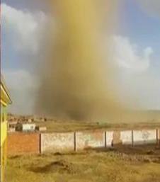 Laja afectada por tornado clama ayuda