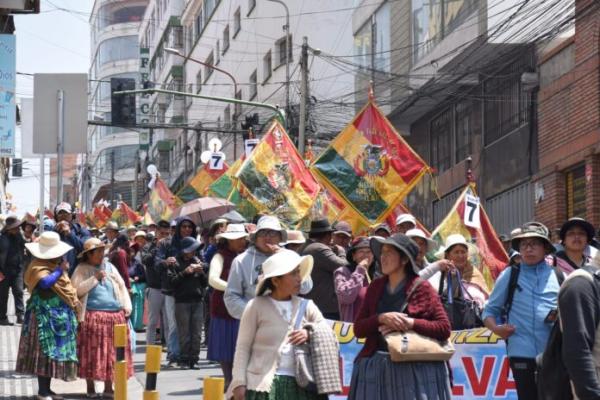 Tres marchas toman  el centro paceño