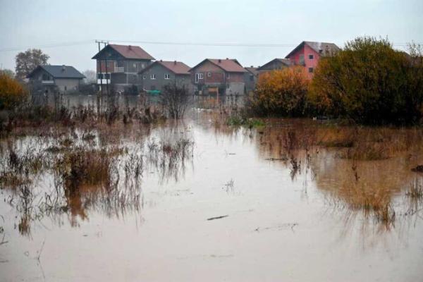 Reportan al menos 20 fallecidos por inundaciones en centro de Bosnia