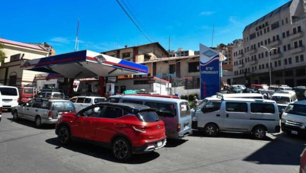 Bloqueos y falta de dólares dejan sin combustible al país