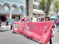 Marcha de Trabajadores en Salud interrumpe el tráfico en el prado paceño (11:50)