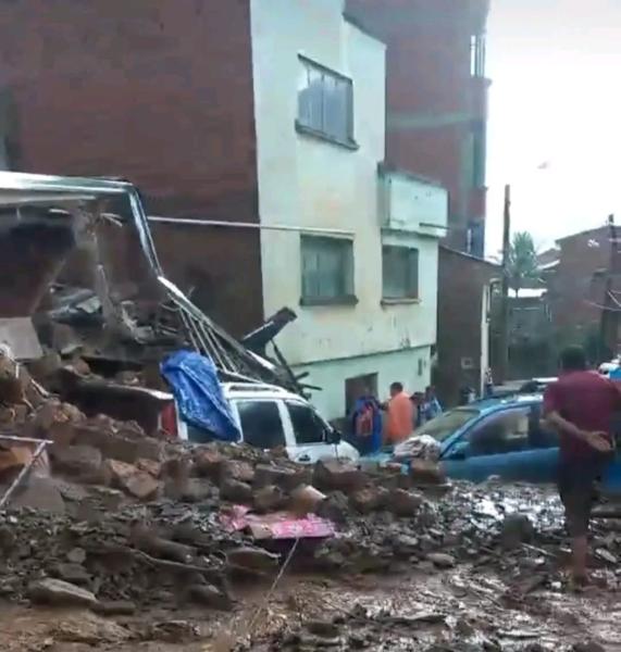 Casas y vehículos de Las Mercedes sufren daños por otra mazamorra