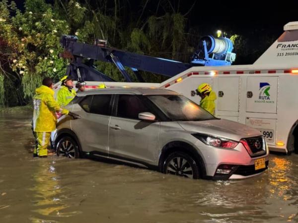 Tras inundaciones colapsa tráfico en autopista norte