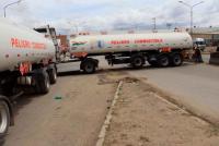 Transportistas instalan bloqueos  en tres regiones por combustible