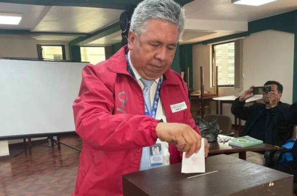 Luis Larrea gana elecciones  del Colegio Médico de La Paz