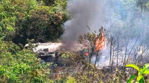 Cisterna con diésel se accidenta y arde en carretera a Santa Cruz