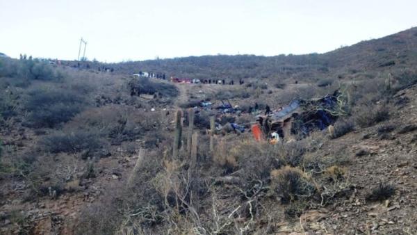 Cuatro muertos y 37 heridos en embarrancamiento de bus