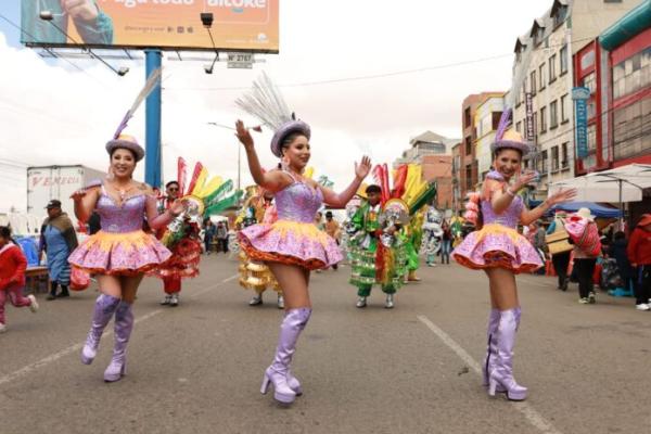 Entrada folklórica de la UPEA  mostró alegría y entusiasmo