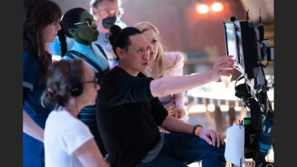 Jon M. Chu llega a Oz en Wicked