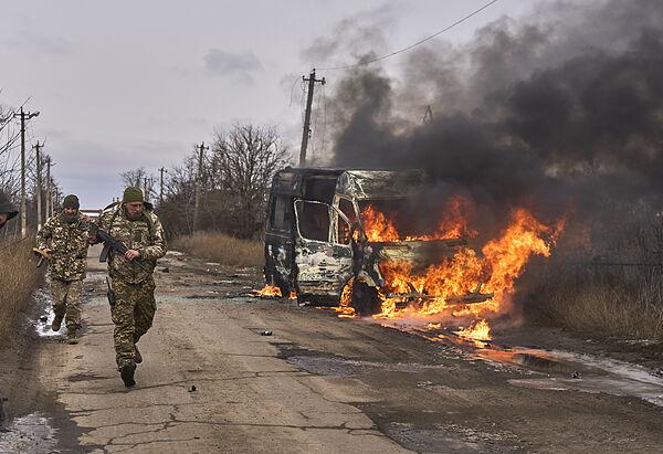 Ola de bombardeos rusos causan  el dolor y la destrucción en Kiev