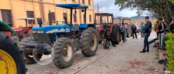 Productores bloquean con tractores en Vallegrande