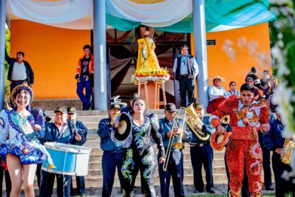 Música, danza, gastronomía y  “wallunk’a” en Fiesta de San Andrés