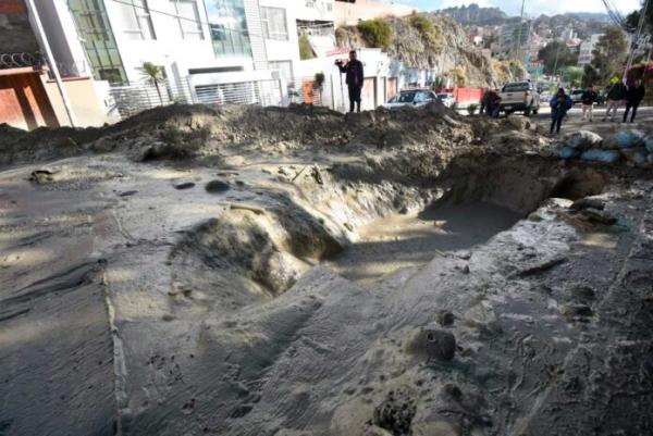 Excavan bóveda para extraer material  acumulado y contener el lodo acumulado