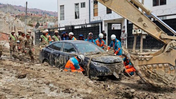 Rescatan auto que quedó  atrapado por mazamorra