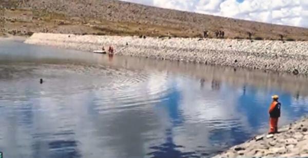 Tres jóvenes mueren ahogados dentro de su vehículo en laguna San Ildefonso