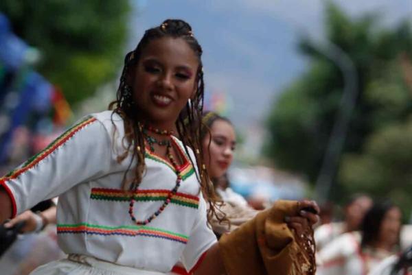 Entrada Universitaria; una  muestra de belleza y folklore