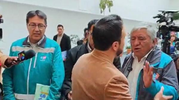 Diputado Reyes intenta agredir al alcalde  Arias y empuja a un funcionario municipal