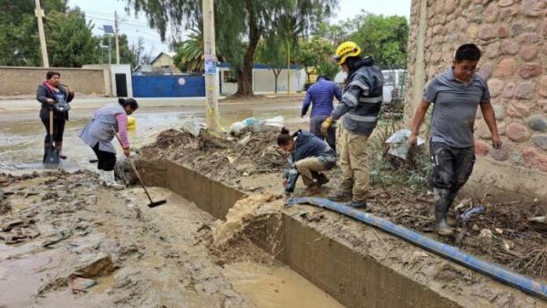 Despliegan ayuda luego del  desborde de río Chijllawiri