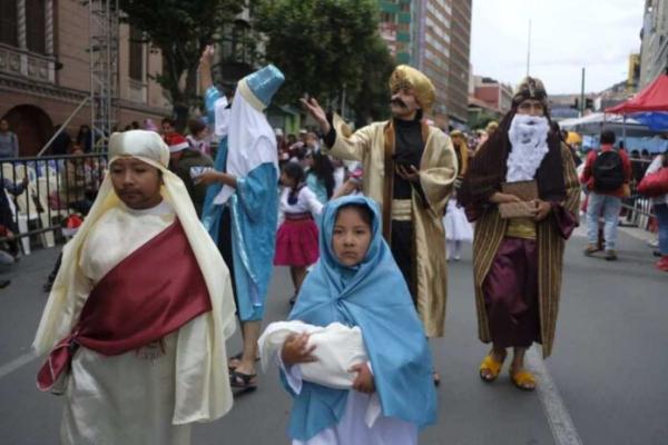 Mensajes de paz y unión en el Desfile Navideño