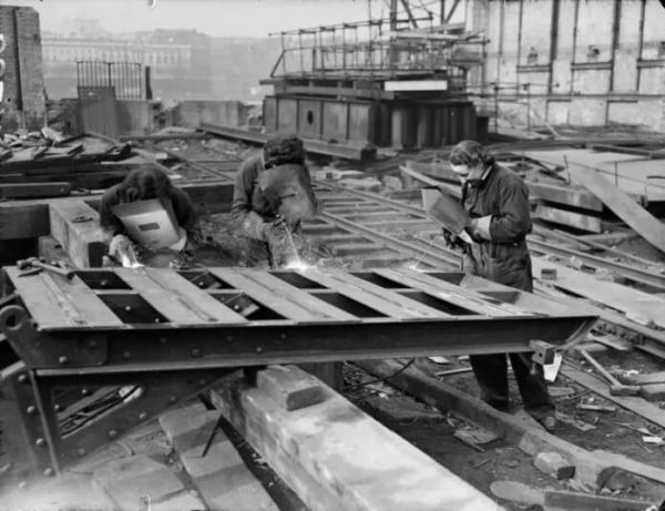 Puente de Waterloo reconstruido  por mujeres en tiempos de guerra