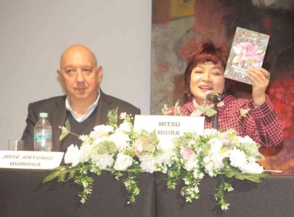 Mitsu Miura presenta dos libros y  destina donación a Hospital del Niño