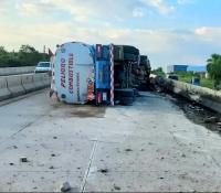 Cisterna vuelca en carretera a Warnes y derrama combustible