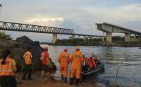 Derrumbe de puente deja un deceso y desaparecidos