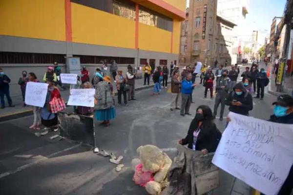 Vecinos bloquean en protesta contra empresa inmobiliaria