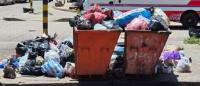 La basura se acumula en las calles  tras la celebración de Año Nuevo