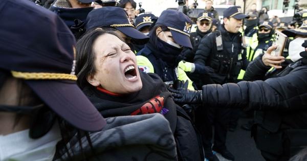 Afines a Yoon protestan  para impedir su arresto