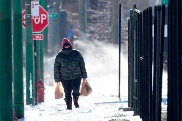 Tormenta con nieve y hielo paraliza centro de EEUU