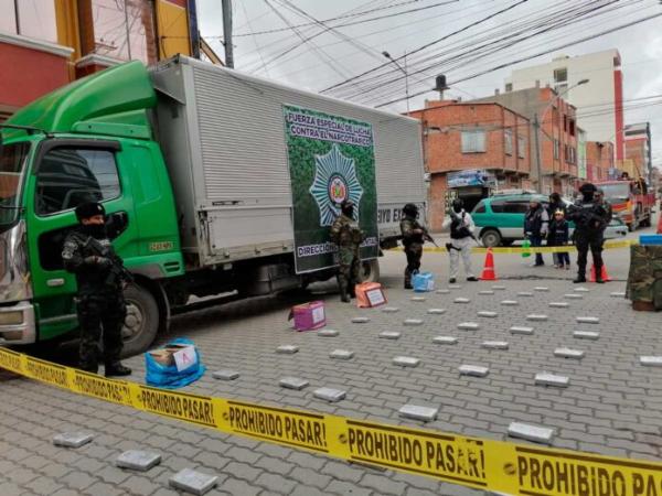 Hallan 50 paquetes de cocaína en camión que viajaba a Santa Cruz