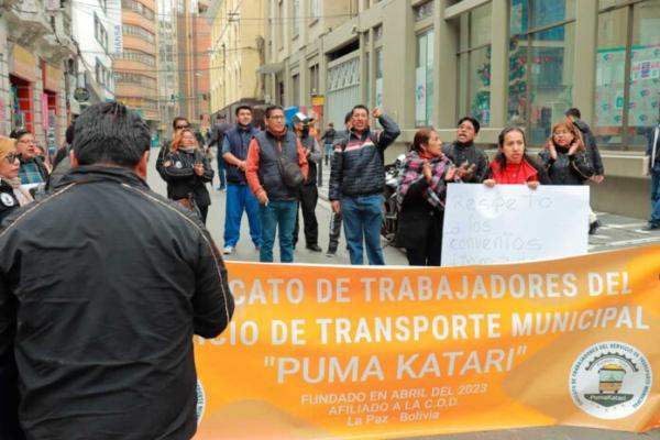 Trabajadores de transporte municipal  bloquean, exigen pagos y afiliación