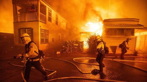 Fallecen 2 personas tras incendios forestales sin control en Los Angeles